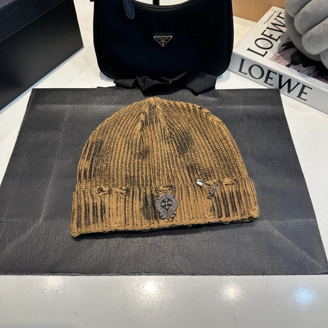 P60 Crow Heart Autumn and Winter Wool Knitted Beanie This must be the favorite of minimalism. It is clean, neat, fashionable and versatile, and will definitely not be picky about your face shape! A fashionable classic that lasts forever! Fashionable black and white can be purchased together